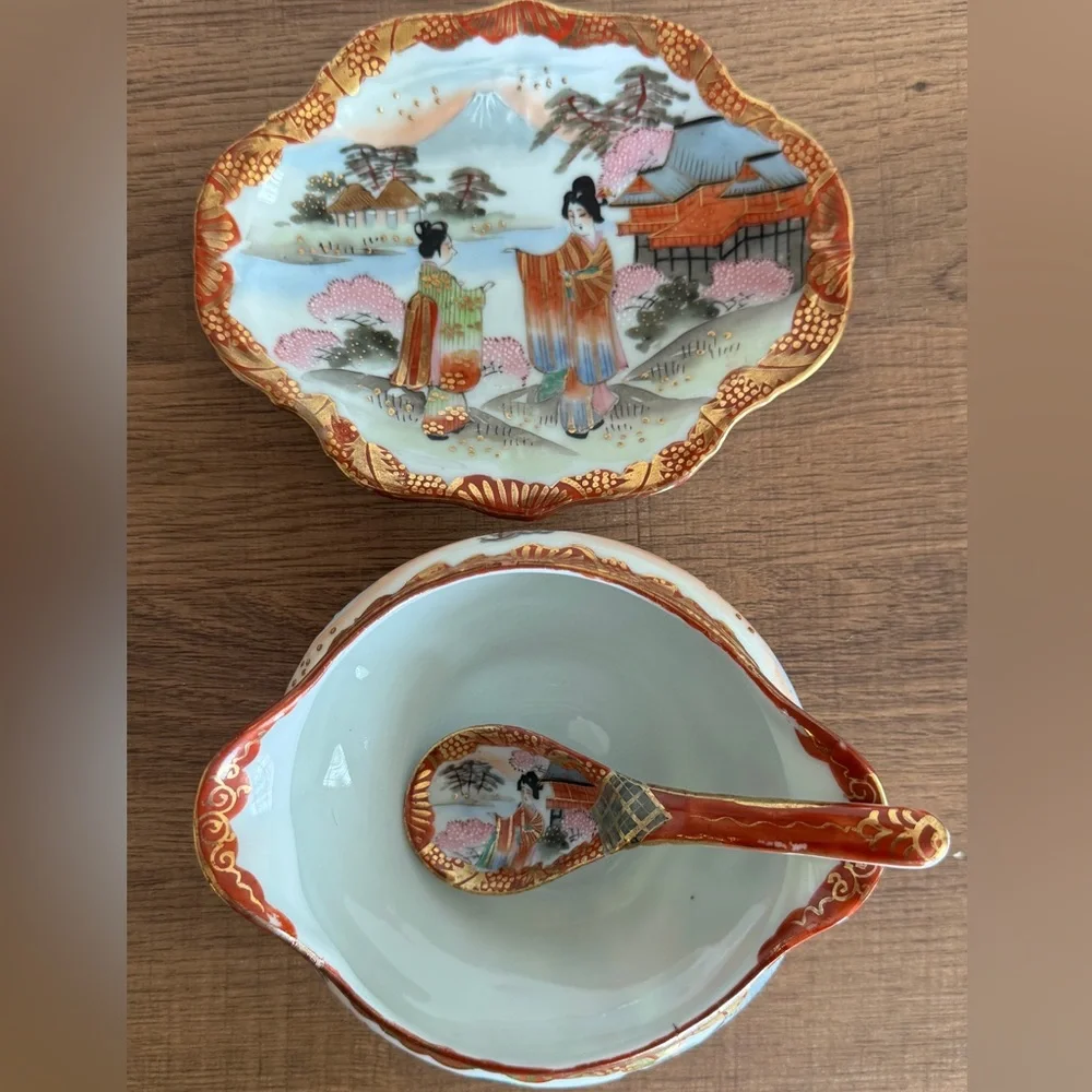 Elegant Japanese Porcelain Gravy Boat with Spoon - Picture 3 of 7